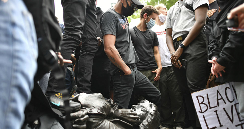 Άγγλοι διαδηλωτές πέταξαν στη θάλασσα άγαλμα δουλέμπορου