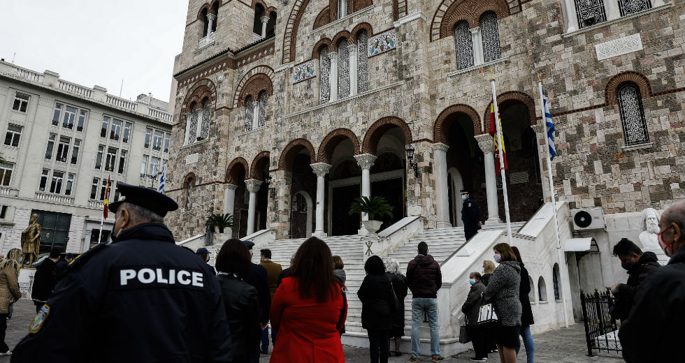 Θεοφάνεια με κόσμο, «απαγορευμένους» αγιασμούς και πρόστιμα