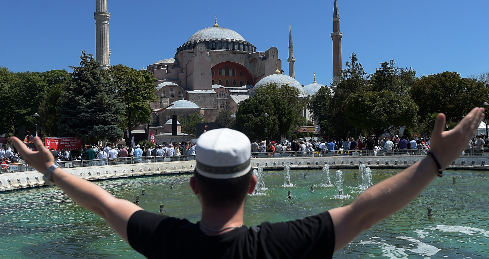 Μπαράζ αντιδράσεων για το σόου Ερντογάν στην Αγία Σοφία