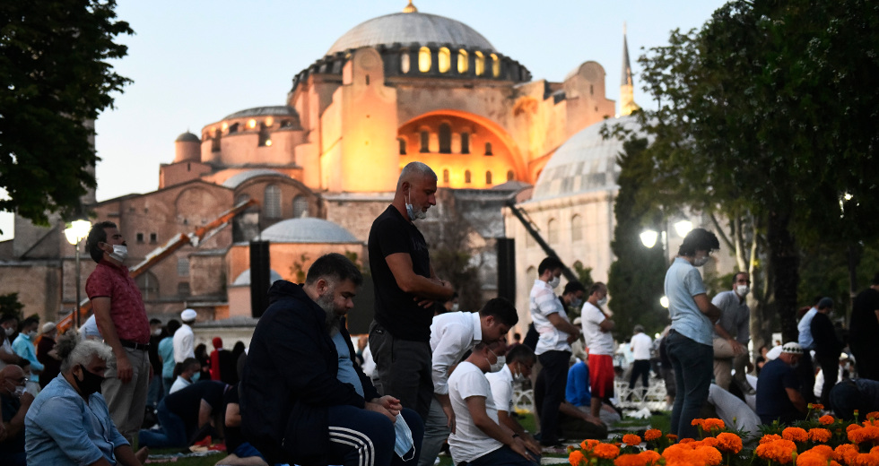Η Αγία Σοφία μετατρέπεται σε τζαμί με φιέστα Ερντογάν