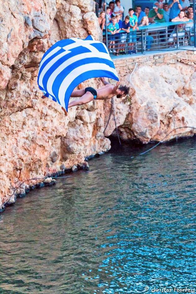 Εντυπωσιακές βουτιές από τα 16 μέτρα στη λίμνη Αγίου Νικολάου