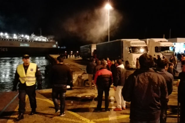 Αποχωρούν οι αγρότες-Ζυγίζονται οι νταλίκες με τα προϊόντα τους