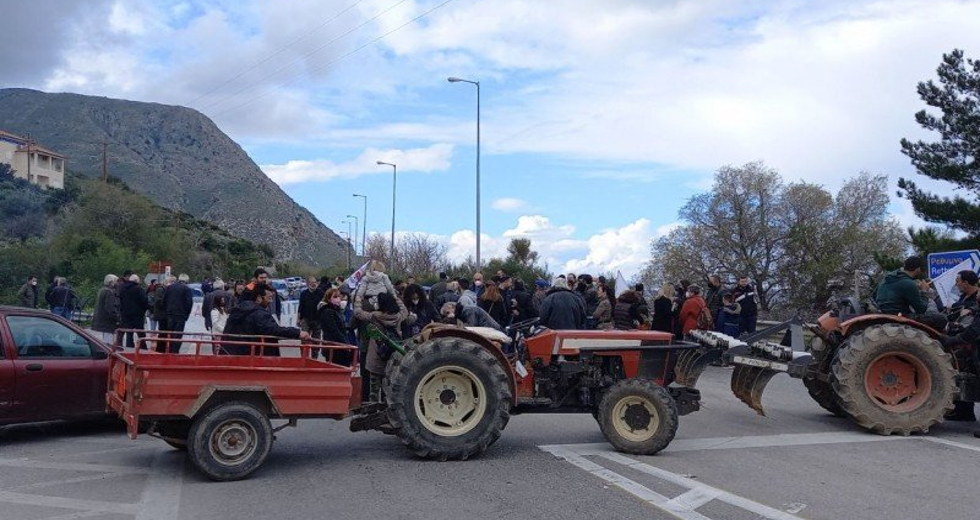 Παραμένουν στον μπλόκο στα Μεγάλα Χωράφια οι αγρότες των Χανίων