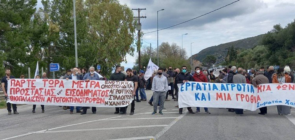 Παραμένουν στον μπλόκο στα Μεγάλα Χωράφια οι αγρότες των Χανίων