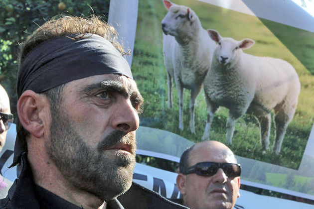 Μεταξύ ακροδεξιών και ΜΑΤ διαδήλωσε ο κόσμος της υπαίθρου