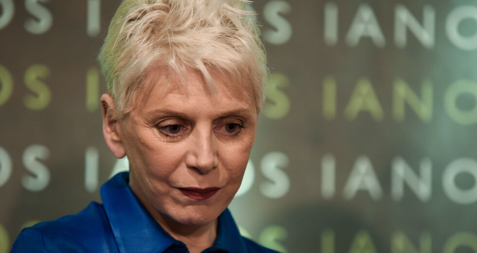 Ενώ καταναλώνει καφεΐνη, μοιάζει να τον παίρνει ο ύπνος