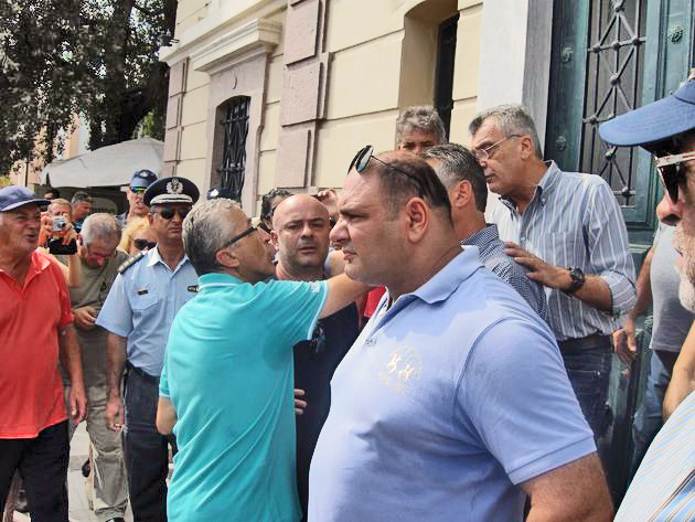 Το φαιό αυγό του φιδιού στο «κόκκινο νησί»