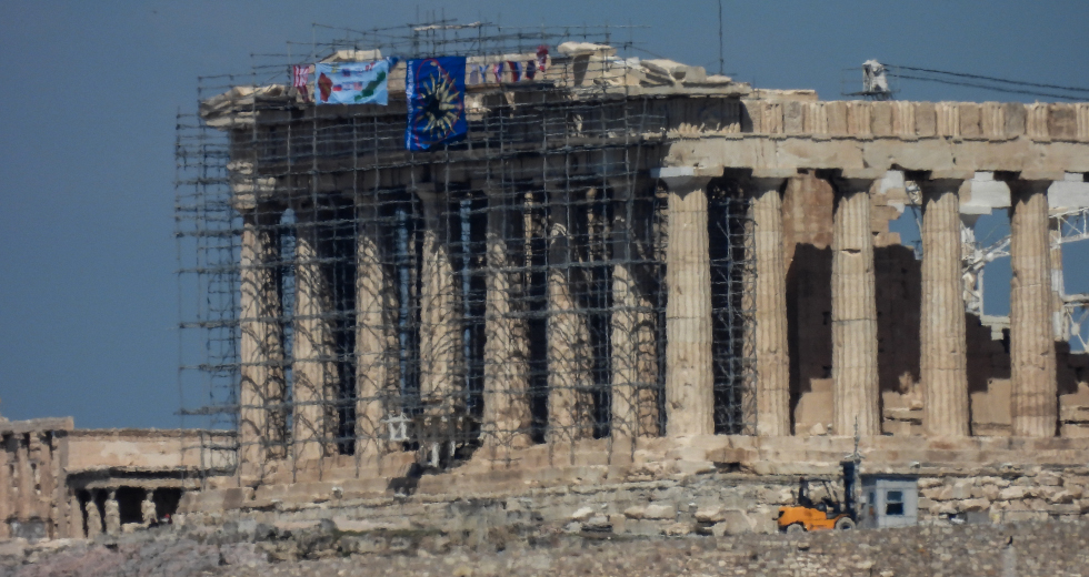 Άνδρας σκαρφάλωσε στον Παρθενώνα και κρέμασε πανό και σημαίες