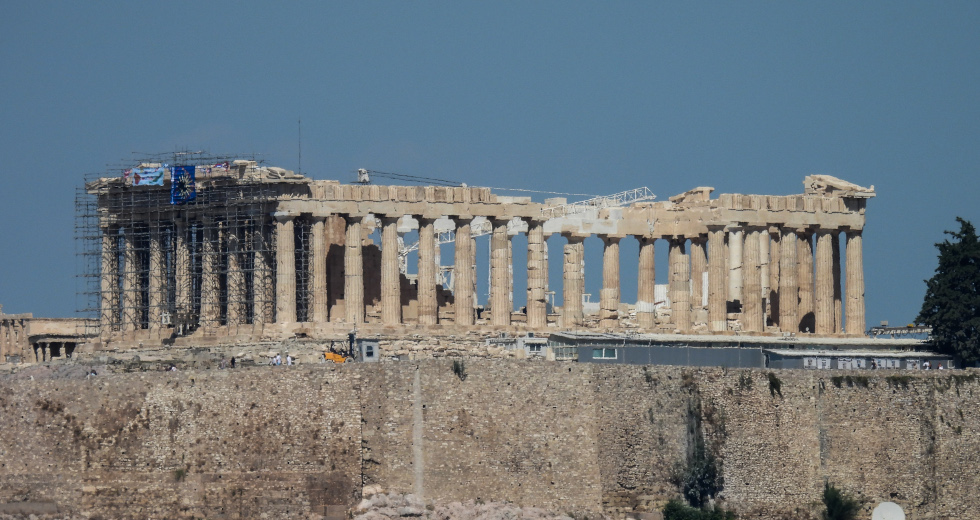 Άνδρας σκαρφάλωσε στον Παρθενώνα και κρέμασε πανό και σημαίες