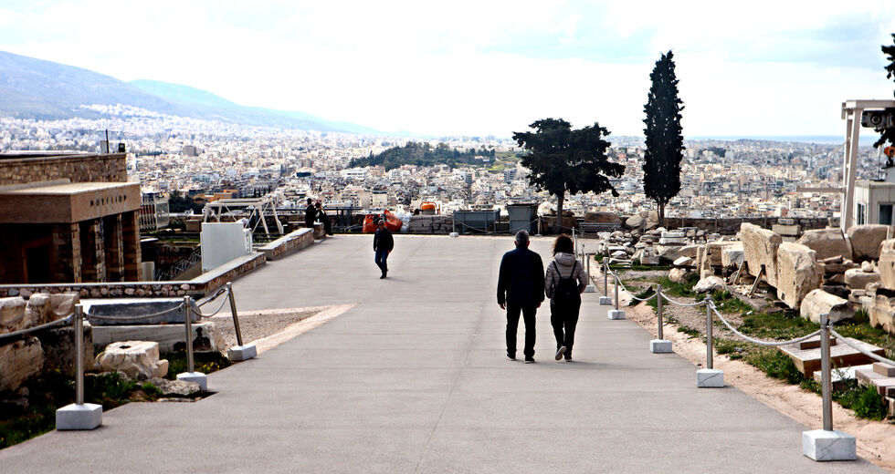 Το τσιμέντο μετέτρεψε την Ακρόπολη σε πασαρέλα
