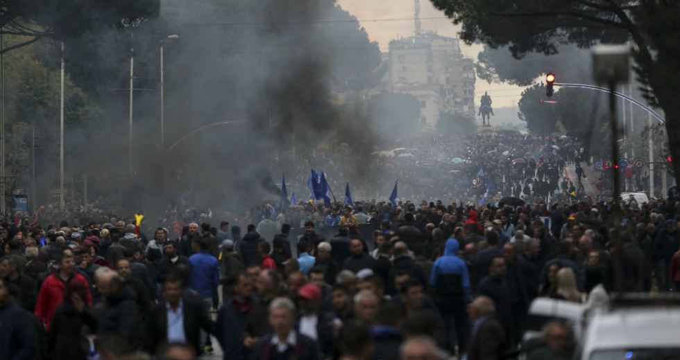 Συγκρούσεις έξω από κυβερνητικά κτήρια στα Τίρανα