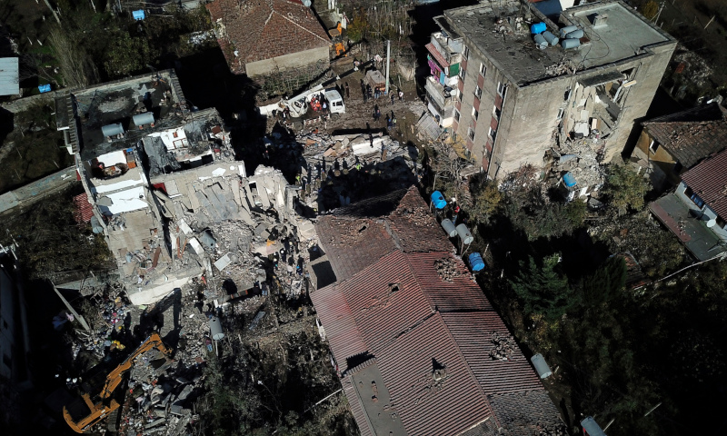 Εθνικό πένθος στην Αλβανία, αγωνία για τους εγκλωβισμένους