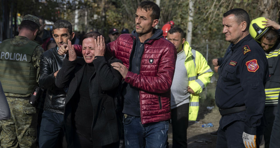 Αυξάνεται συνεχώς ο αριθμός των νεκρών – Δραματικές στιγμές στα συντρίμμια