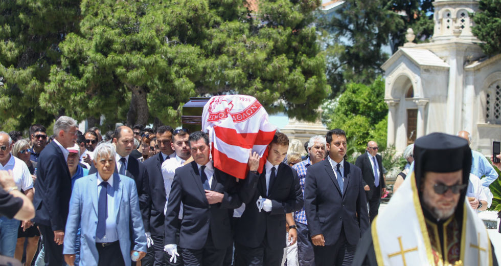 Πλήθος κόσμου στο τελευταίο «αντίο» στον Νίκο Αλέφαντο