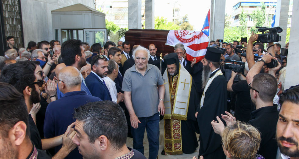 Πλήθος κόσμου στο τελευταίο «αντίο» στον Νίκο Αλέφαντο
