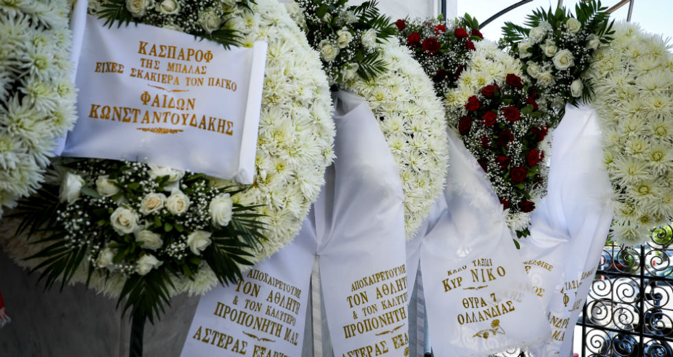 Πλήθος κόσμου στο τελευταίο «αντίο» στον Νίκο Αλέφαντο