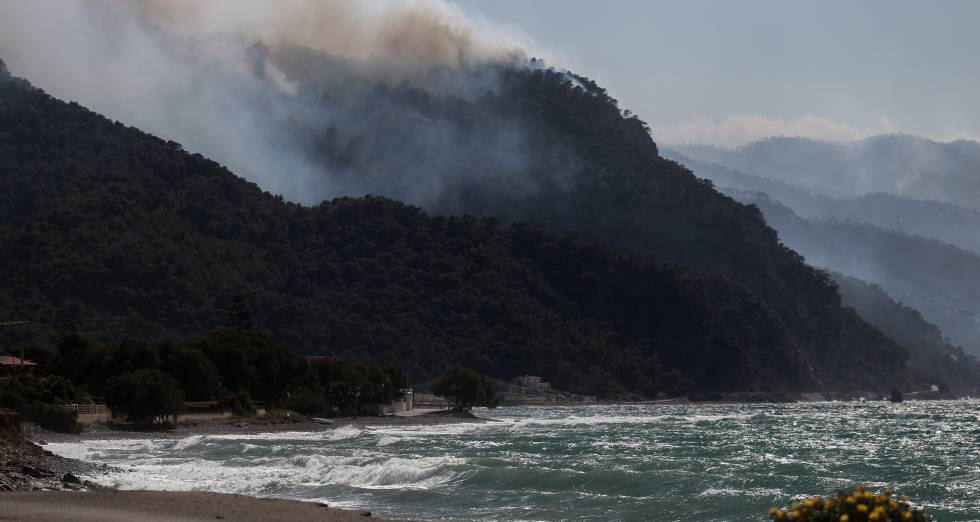 Πύρινη κόλαση στην Κορινθία – Νύχτα αγωνίας για τους κατοίκους