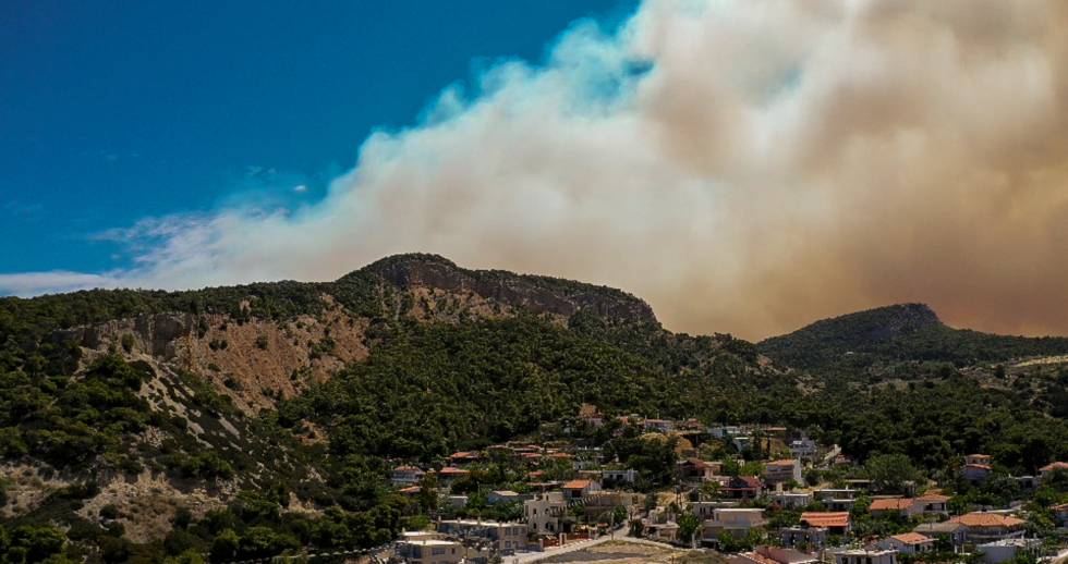 Πύρινη κόλαση στην Κορινθία – Νύχτα αγωνίας για τους κατοίκους