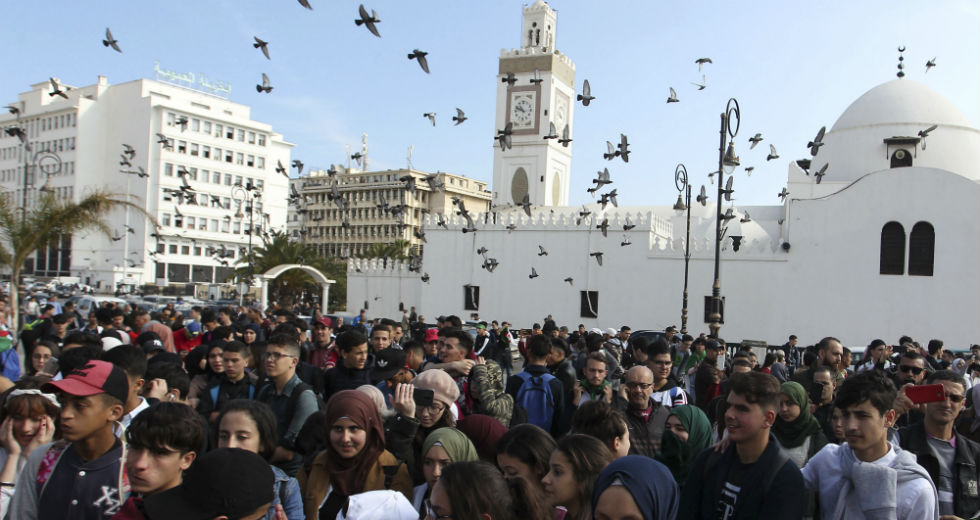 Δικαστές, λαός, κληρικοί λαμβάνουν θέσεις κατά του Αλγερινού προέδρου