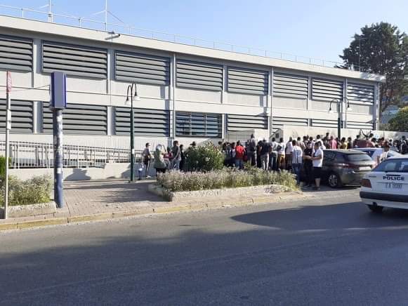 Το «μπαλάκι» στους πρόσφυγες από Μηταράκη για τον συνωστισμό