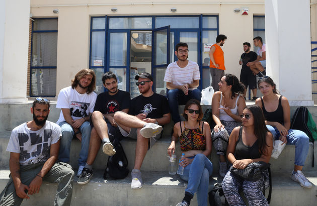 Αλληλεγγύη, το λουλούδι που ανθίζει μέσα από φλόγες και στάχτες