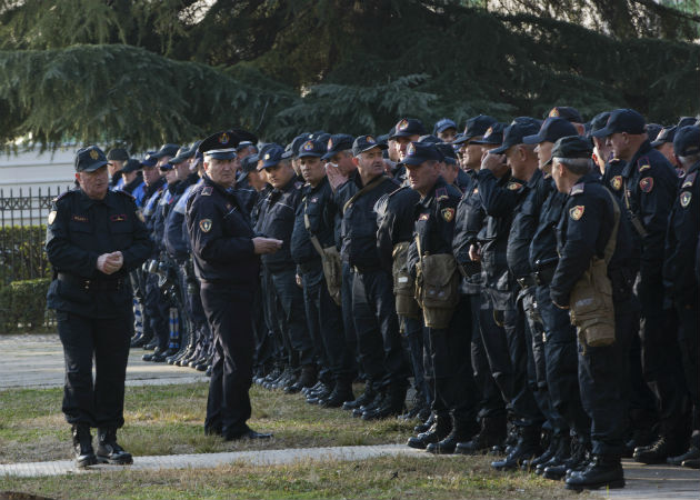Σε κλοιό διαδηλωτών το κοινοβούλιο στα Τίρανα 