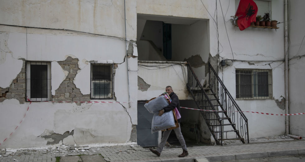 Ολόκληρες οικογένειες χάθηκαν στα συντρίμμια