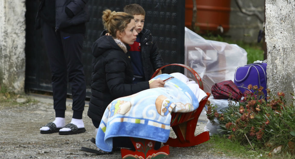 Ολόκληρες οικογένειες χάθηκαν στα συντρίμμια