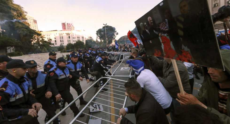 Τραυματίες από επεισόδια σε αντικυβερνητική διαδήλωση στα Τίρανα