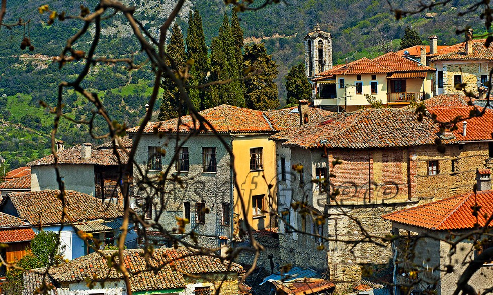 Αμπελάκια, φθινοπωρινοί περίπατοι στα καλντερίμια της Ιστορίας