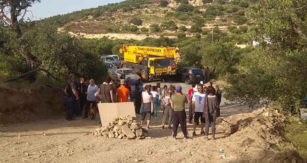 Ενταση στην Ιεράπετρα – Πολίτες μπροστά στα φορτηγά με τις ανεμογεννήτριες