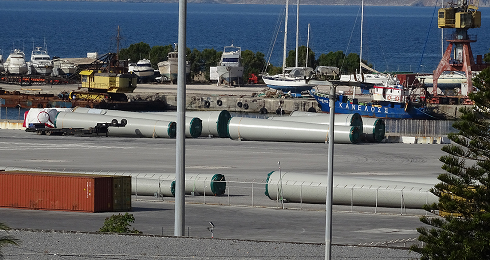 Ενταση στην Ιεράπετρα – Πολίτες μπροστά στα φορτηγά με τις ανεμογεννήτριες