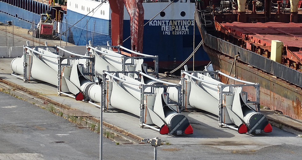 Ενταση στην Ιεράπετρα – Πολίτες μπροστά στα φορτηγά με τις ανεμογεννήτριες