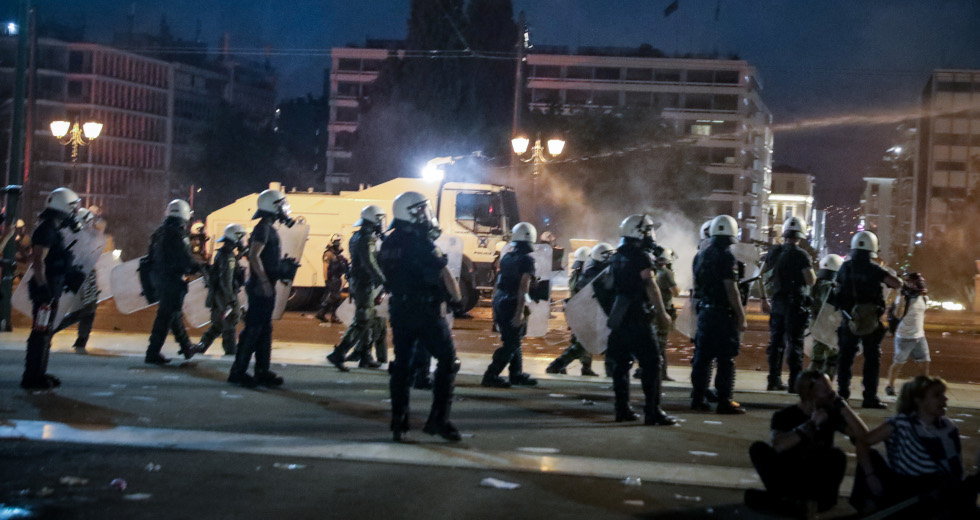 Είκοσι πέντε προσαγωγές για τα επεισόδια στο Σύνταγμα με αντιεμβολιαστές