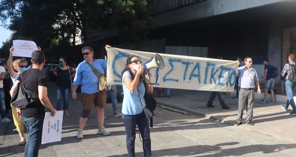 Ξύλο στους αντιφασίστες, πλάτες στους φασίστες στην πλατεία Βικτωρίας