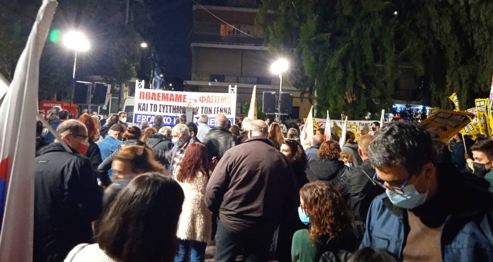 Ηχηρή αντιφασιστική πορεία στην Κοκκινιά