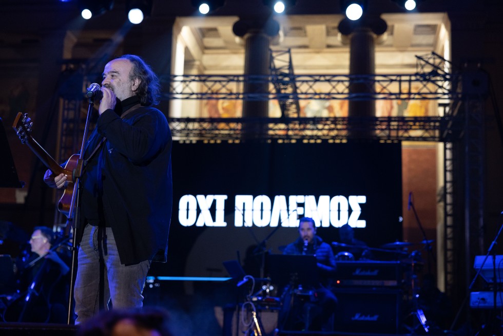 Η καρδιά της Ελλάδας χτύπησε «αντιπολεμικά» στα Προπύλαια