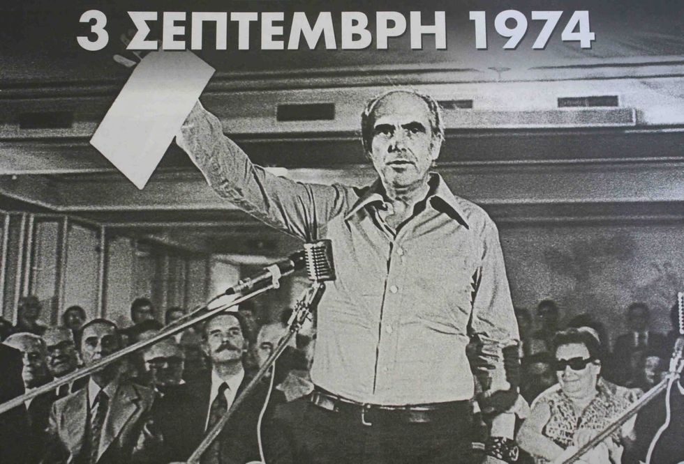 «Από τον λαϊκισμό με αμπέχονο στον λαϊκισμό με γραβάτα»