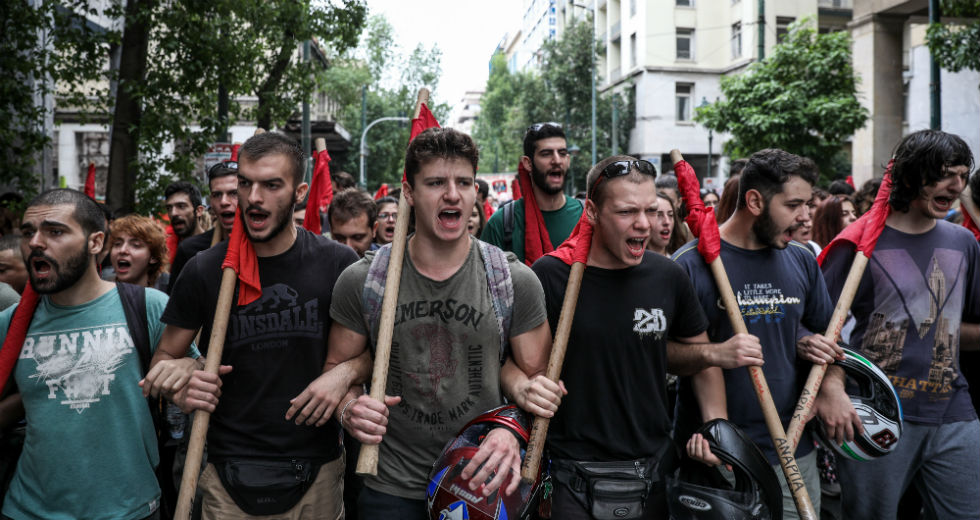 Χιλιάδες στους δρόμους κατά αναπτυξιακού και κυβέρνησης