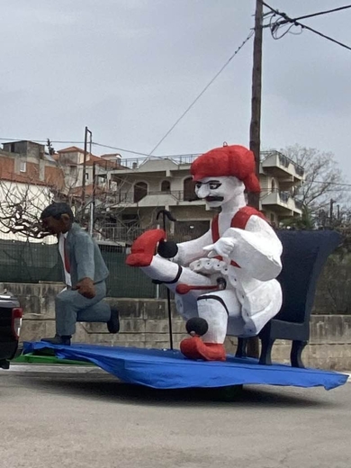 Ρατσιστικές… παραφωνίες στα καρναβάλια Τανάγρας και Ληξουρίου