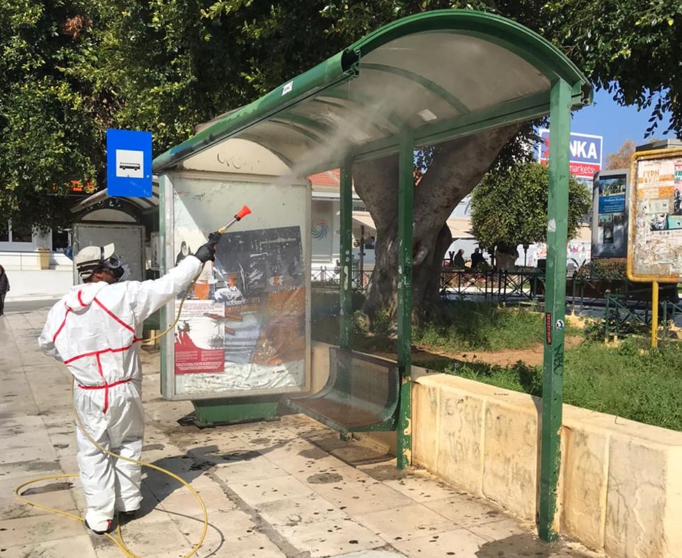 Κορονοϊός: Ξεκίνησε η απολύμανση δημόσιων χώρων στην Κρήτη