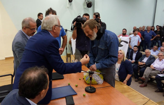 Αποδοκιμασίες κατά του Αποστόλου από αγρότες