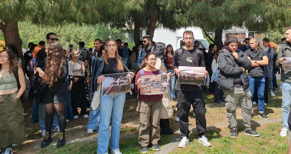 Συγκίνηση στο ΑΠΘ: Αποκαλυπτήρια στο μνημείο για τους φοιτητές που σκοτώθηκαν στα Τέμπη