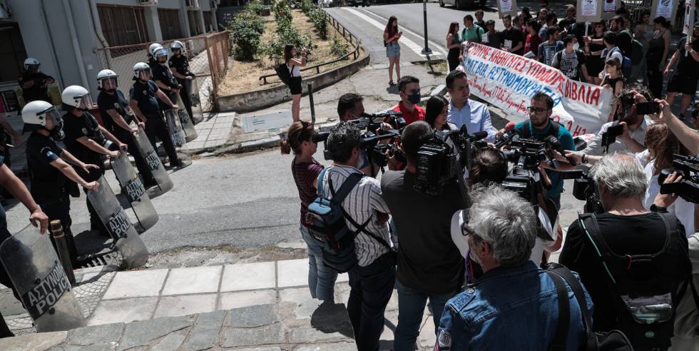 Πυροδοτεί την ένταση η κυβέρνηση, νέα απάντηση φοιτητών μπροστά στον «Αίαντα»