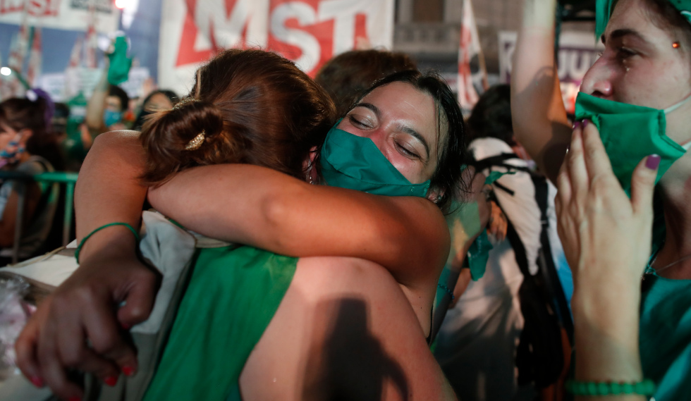 Ιστορικές στιγμές στην Αργεντινή: Η Γερουσία ενέκρινε τη νομιμοποίηση των αμβλώσεων