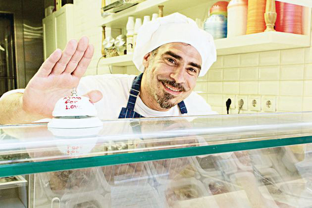 Η σιωπηρή πλειοψηφία αποφεύγει να επιλέξει στρατόπεδο