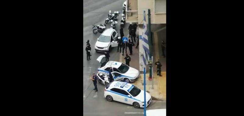 Σύγκρουση Ι.Χ. με μηχανή της ΔΙΑΣ-Τραυματίας από πυρά αστυνομικού στην Αθήνα