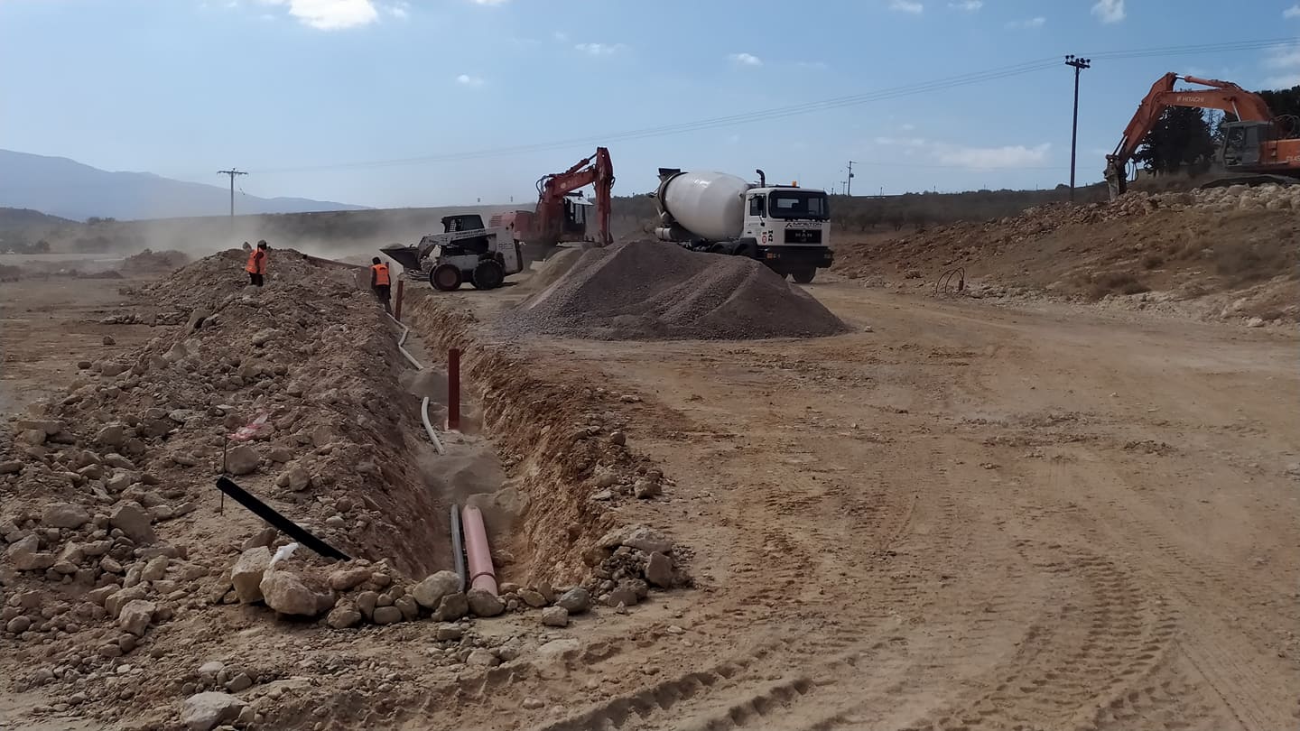 Εφτασαν στην Κρήτη τα πρώτα κοντέινερ για τους σεισμόπληκτους