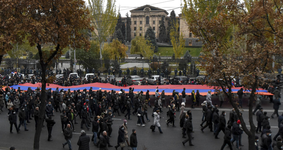 Χιλιάδες Αρμένιοι στους δρόμους δίνουν τελεσίγραφο παραίτησης στον πρωθυπουργό
