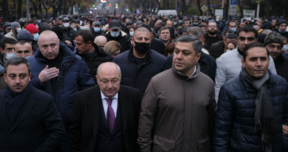Χιλιάδες Αρμένιοι στους δρόμους δίνουν τελεσίγραφο παραίτησης στον πρωθυπουργό